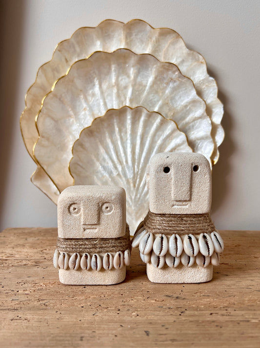 Petite Statuette Totem en pierre et Cauris - Modèle Éli