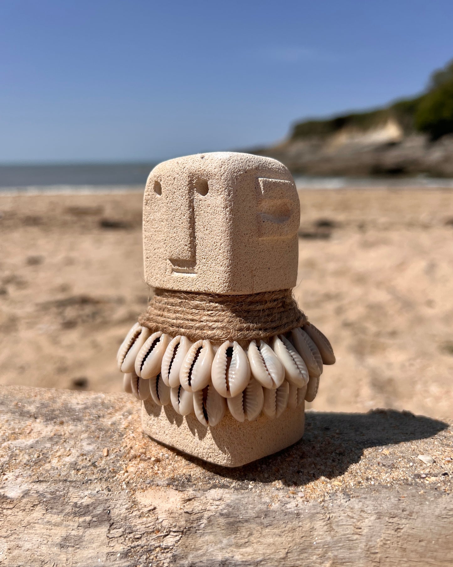 Petite Statuette Totem en pierre et Cauris - Modèle Éli