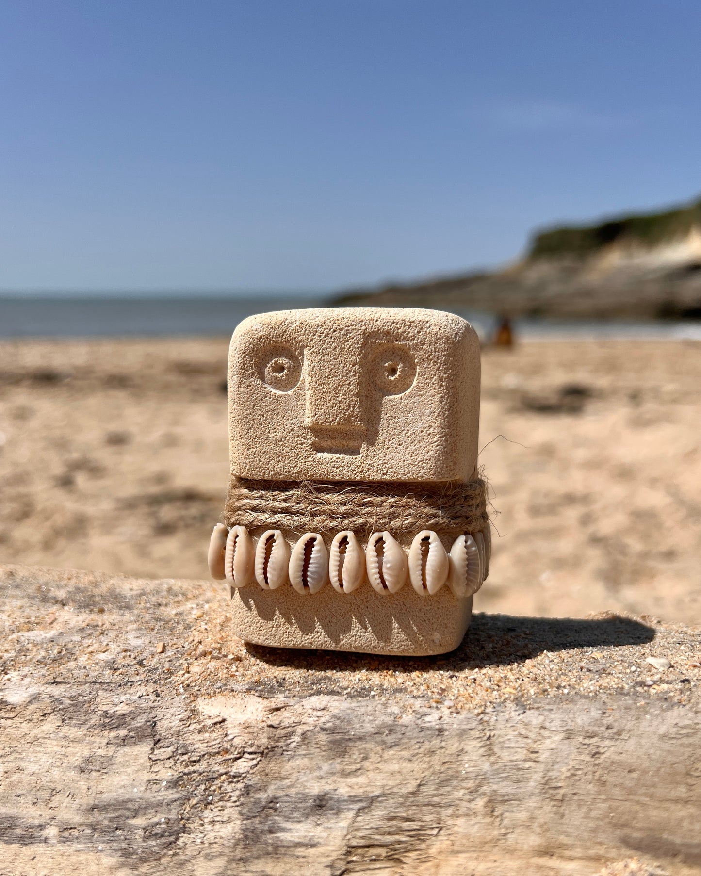 Petite Statuette Totem en pierre et Cauris - Modèle Alma
