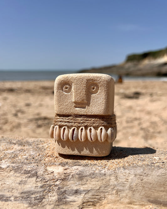 Petite Statuette Totem en pierre et Cauris - Modèle Alma