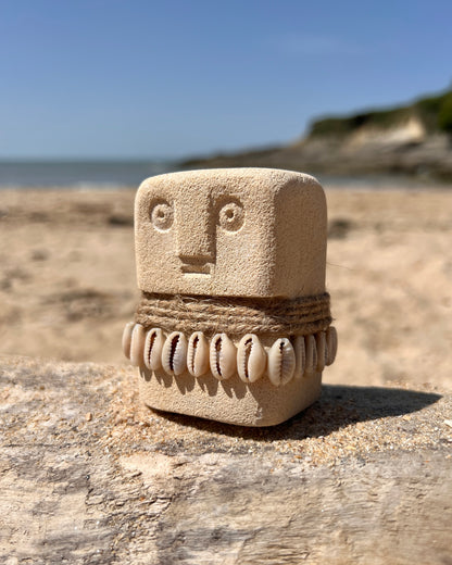 Petite Statuette Totem en pierre et Cauris - Modèle Alma