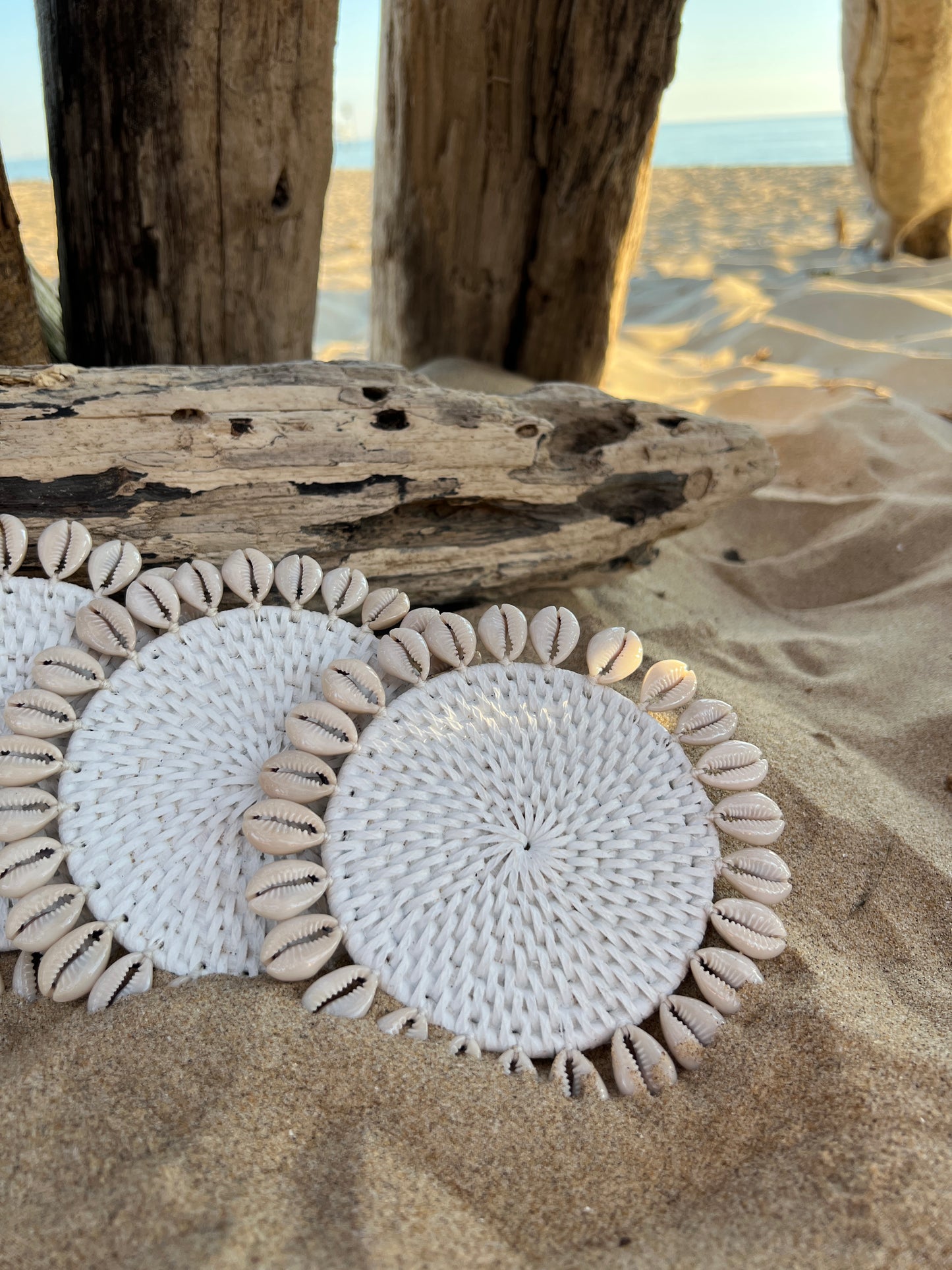 Dessous de verre en rotin blanc et coquillages