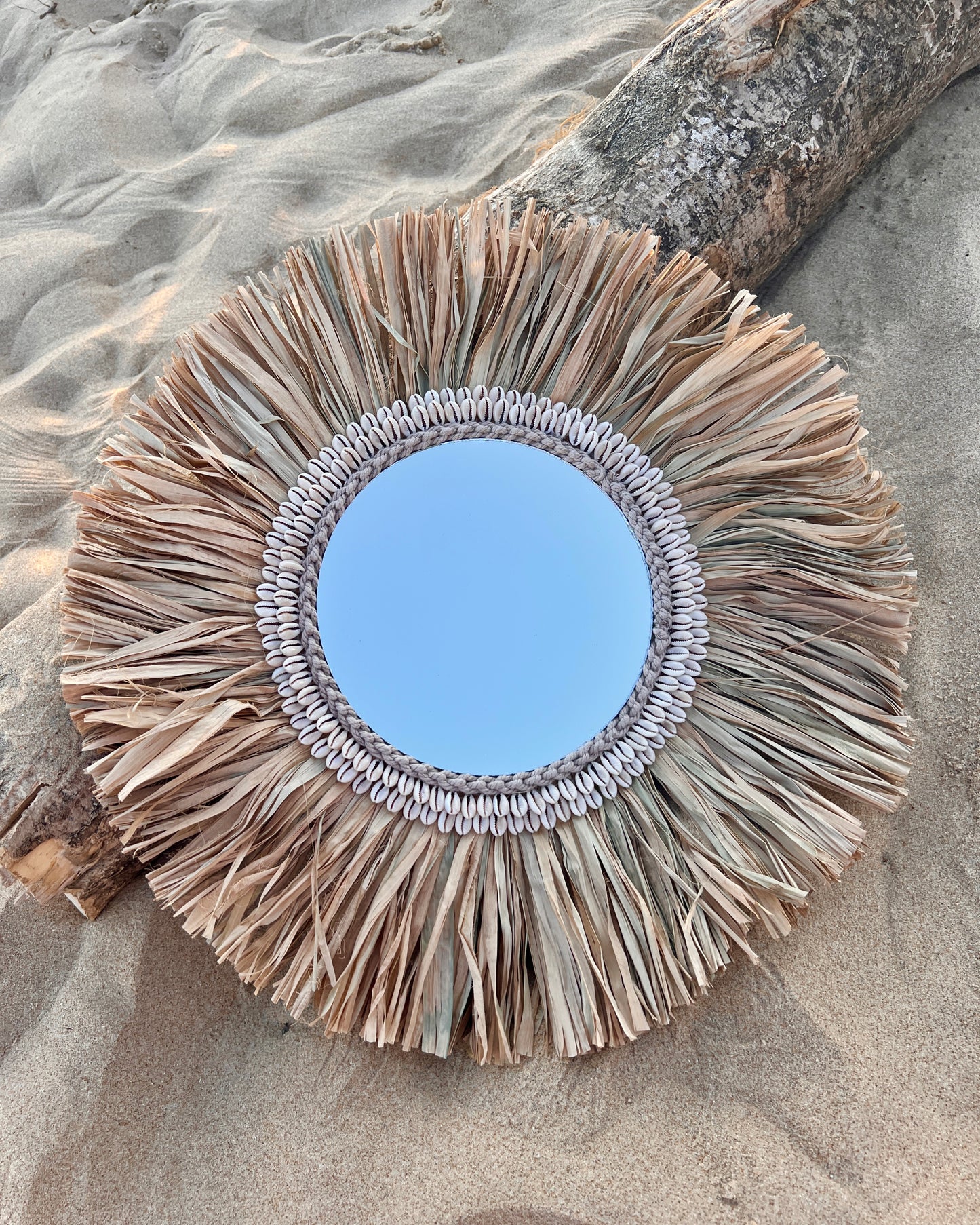 Miroir en Raphia et Coquillages Cauris